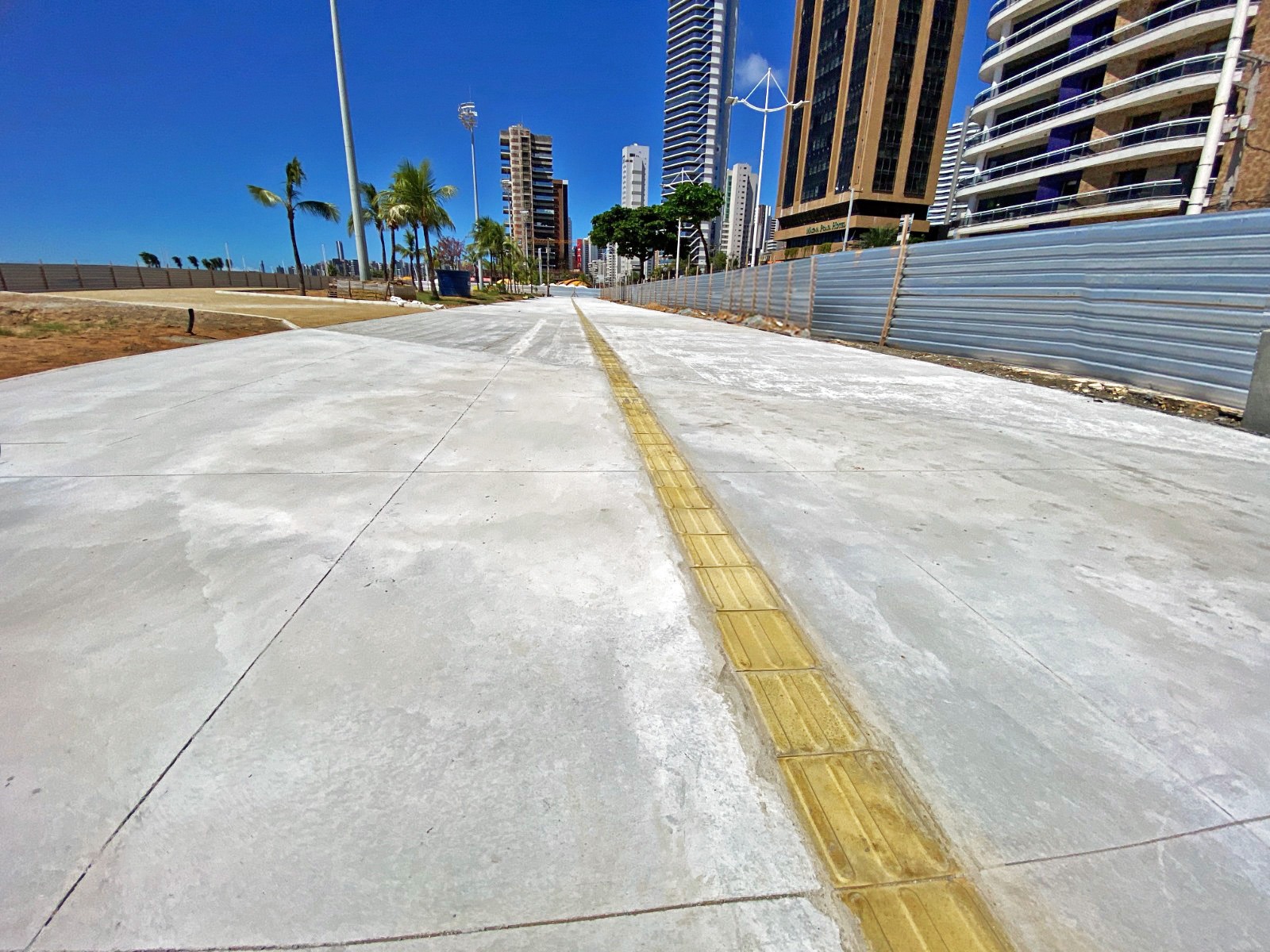 calçadão da praia de iracema As intervenções fazem parte do projeto de requalificação e urbanização do calçadão da Praia de Iracema, iniciadas em abril deste ano